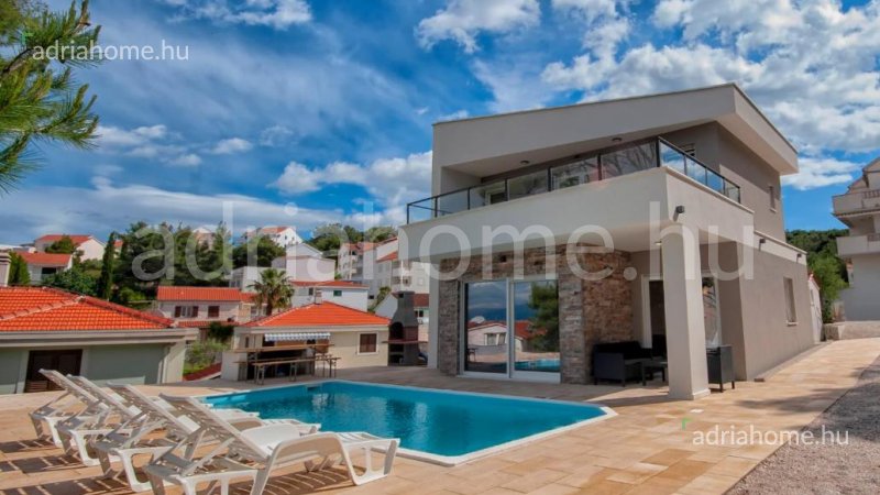 Brač – New family house with pool overlooking the sea