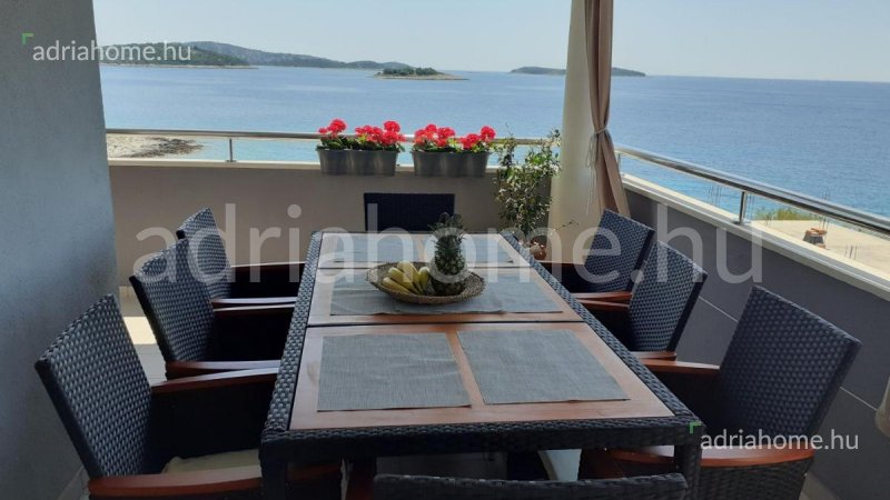 Rogoznica - Apartment house in 2 rows from the sea