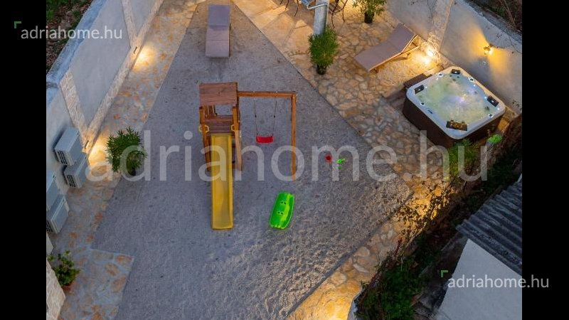 Trogir okolica - Villa u prvom redu do mora za krovnim bazenom
