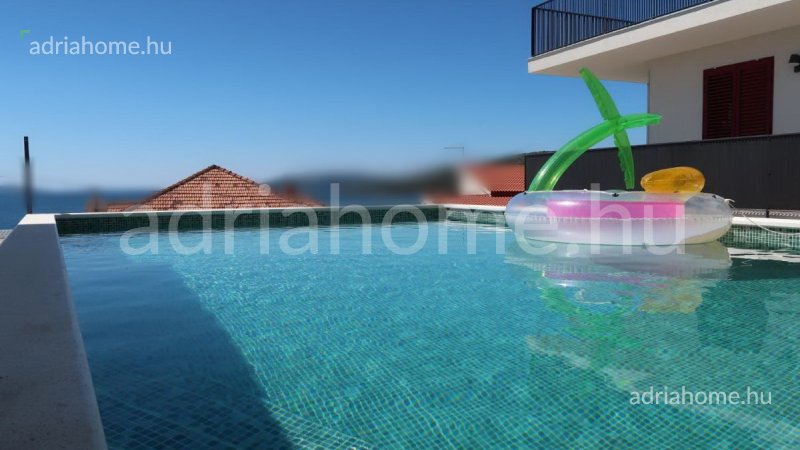 Trogir környéke - Apartmanház a 3. sorban a tengertől, 2 medencével és gyönyörű kilátással a tengerre