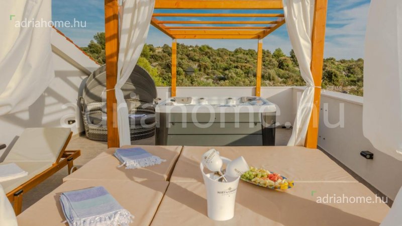 Rogoznica környéke - Luxus villa 2. sorban a tengertől, panoráma a nyílt tengerre