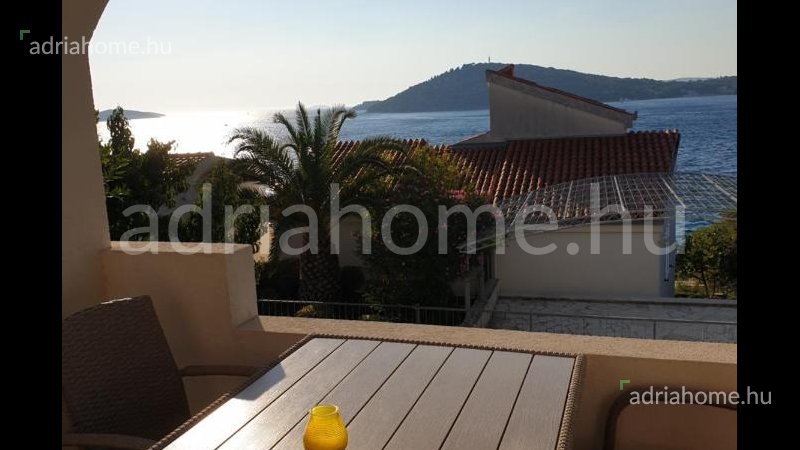 Rogoznica - Apartment house in the second row from the sea with a view