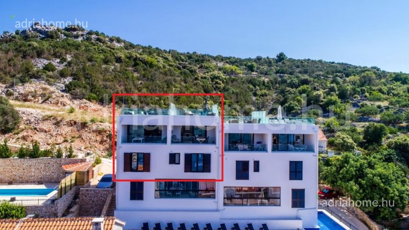 Trogir környéke - Kétszintes luxuslakás tetőterasszal a 2. sorban, medencével