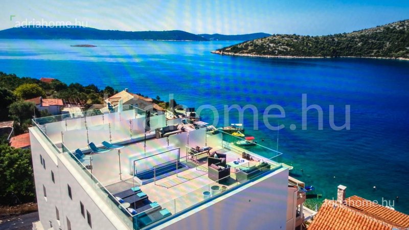 Trogir környéke - Kétszintes luxuslakás tetőterasszal a 2. sorban, medencével
