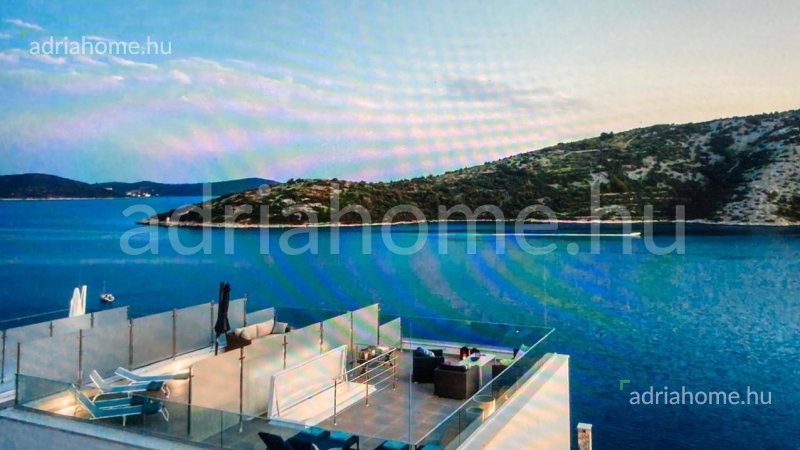 Trogir környéke - Kétszintes luxuslakás tetőterasszal a 2. sorban, medencével
