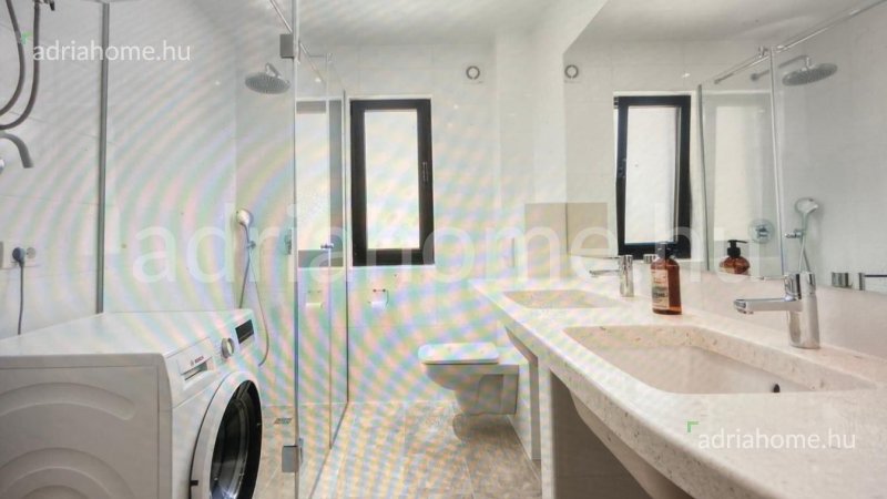 Trogir környéke - Kétszintes luxuslakás tetőterasszal a 2. sorban, medencével