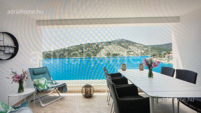 Trogir környéke - Kétszintes luxuslakás tetőterasszal a 2. sorban, medencével