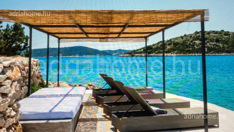 Trogir környéke - Kétszintes luxuslakás tetőterasszal a 2. sorban, medencével