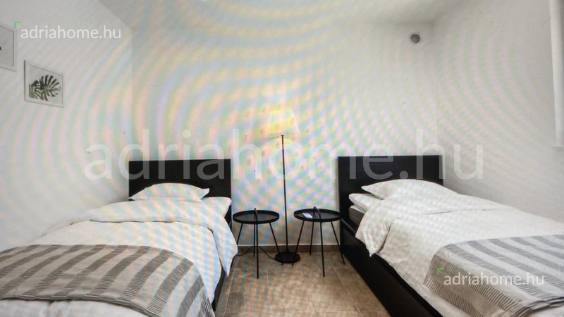 Trogir környéke - Kétszintes luxuslakás tetőterasszal a 2. sorban, medencével