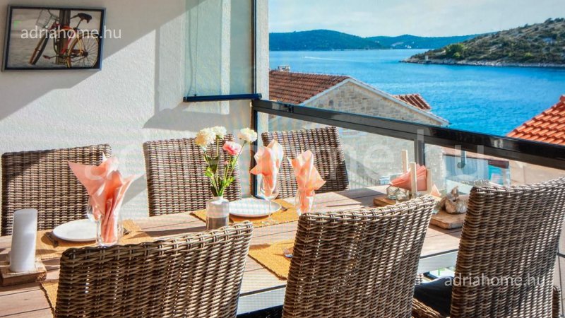 Trogir környéke - Kétszintes luxuslakás tetőterasszal a 2. sorban, medencével