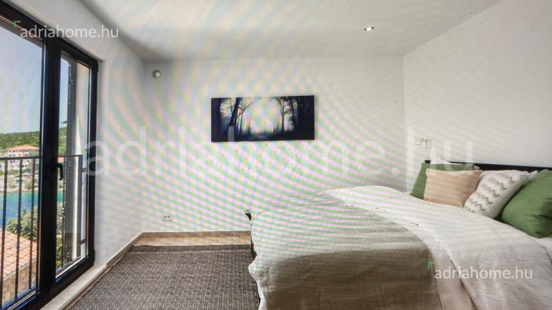 Trogir környéke - Kétszintes luxuslakás tetőterasszal a 2. sorban, medencével
