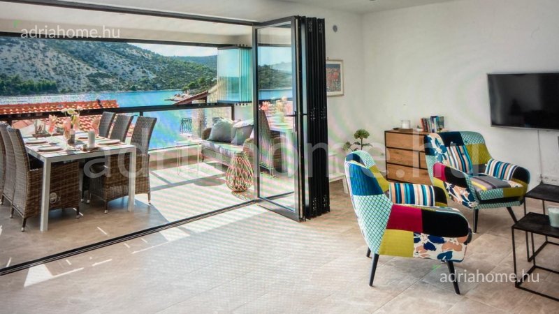 Trogir környéke - Kétszintes luxuslakás tetőterasszal a 2. sorban, medencével