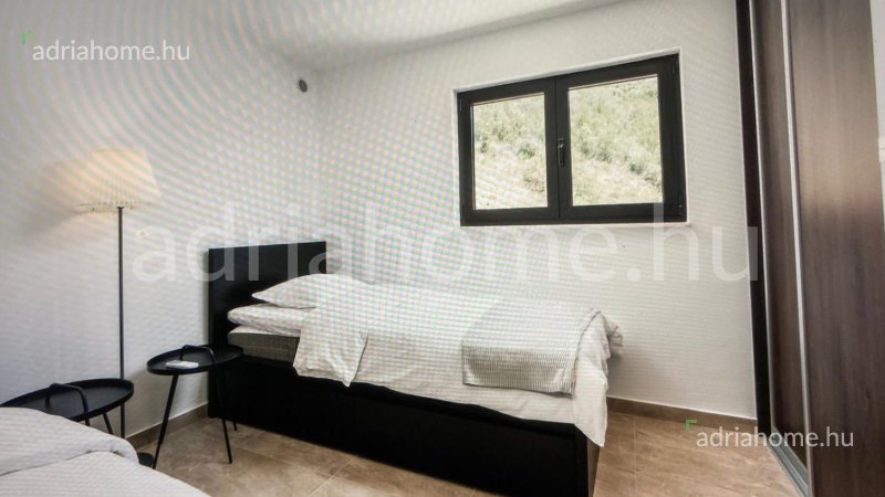 Trogir környéke - Kétszintes luxuslakás tetőterasszal a 2. sorban, medencével