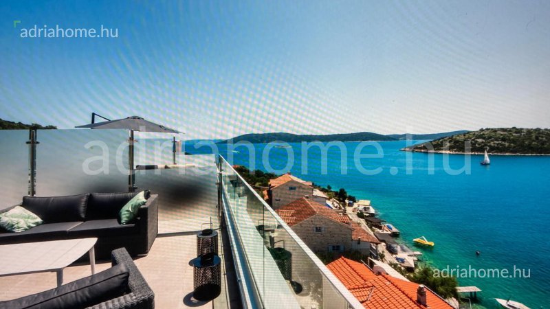 Trogir környéke - Kétszintes luxuslakás tetőterasszal a 2. sorban, medencével