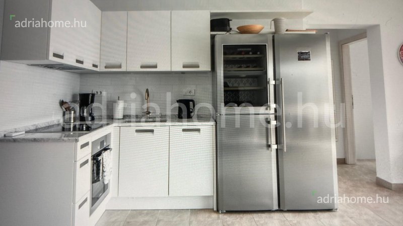 Trogir környéke - Kétszintes luxuslakás tetőterasszal a 2. sorban, medencével