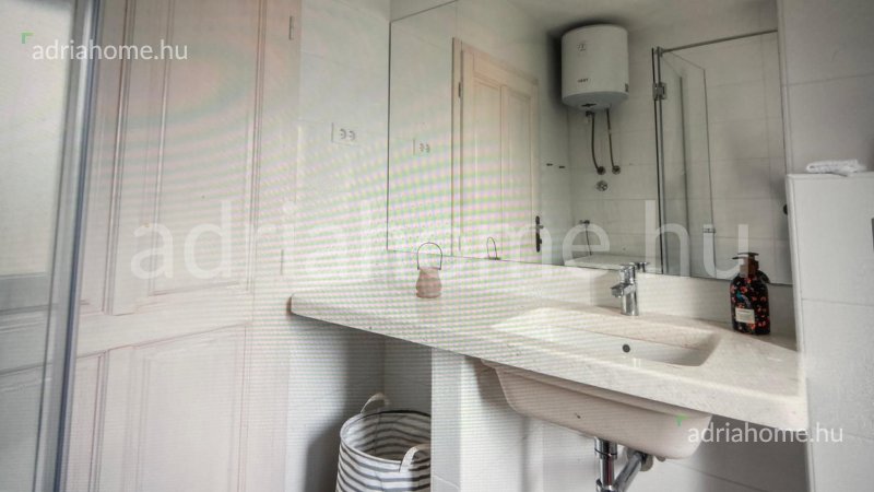 Trogir környéke - Kétszintes luxuslakás tetőterasszal a 2. sorban, medencével