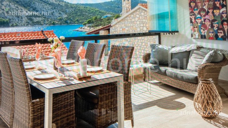 Trogir környéke - Kétszintes luxuslakás tetőterasszal a 2. sorban, medencével