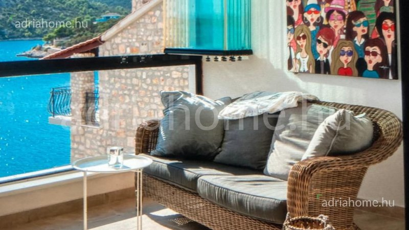 Trogir környéke - Kétszintes luxuslakás tetőterasszal a 2. sorban, medencével