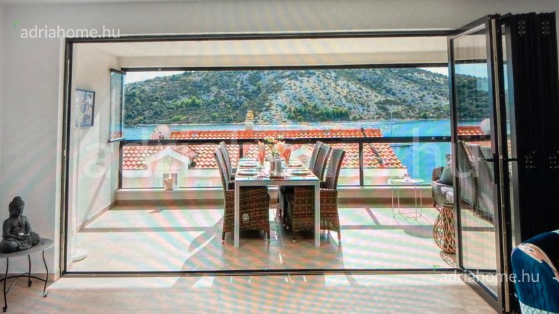 Trogir környéke - Kétszintes luxuslakás tetőterasszal a 2. sorban, medencével