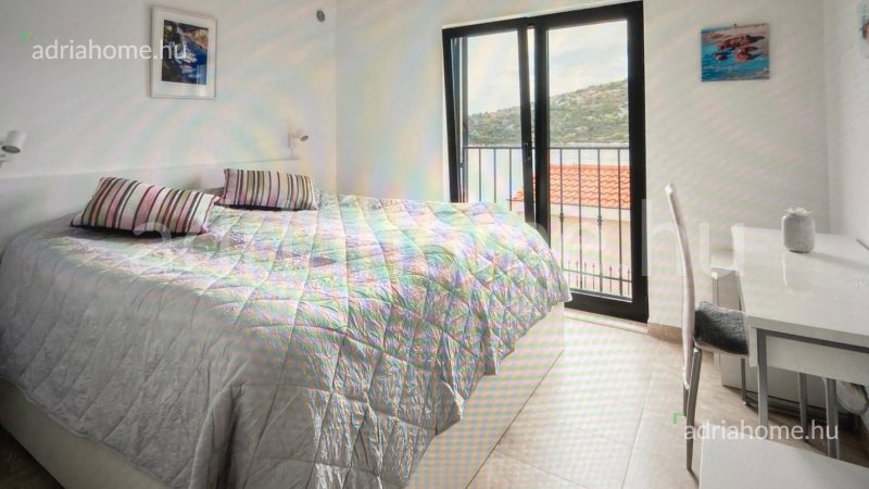 Trogir környéke - Kétszintes luxuslakás tetőterasszal a 2. sorban, medencével