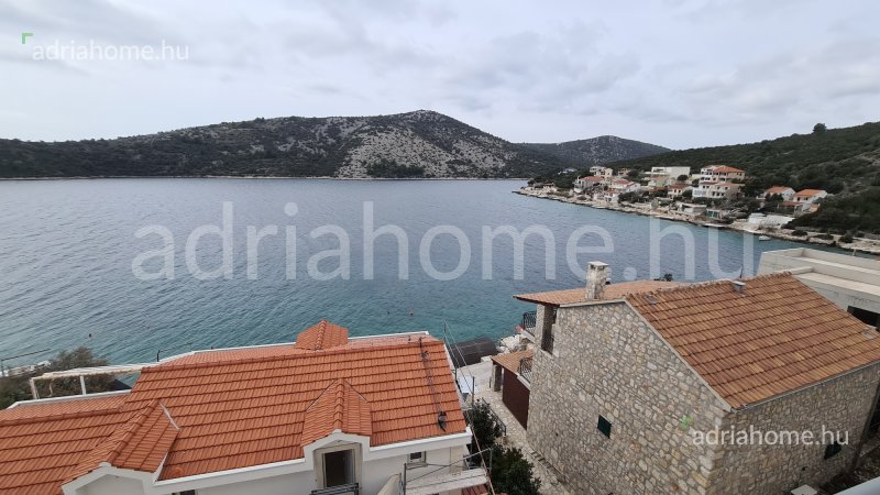 Trogir környéke - Kétszintes luxuslakás tetőterasszal a 2. sorban, medencével