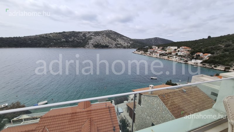 Trogir környéke - Kétszintes luxuslakás tetőterasszal a 2. sorban, medencével