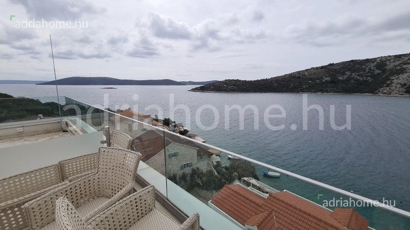 Trogir környéke - Kétszintes luxuslakás tetőterasszal a 2. sorban, medencével