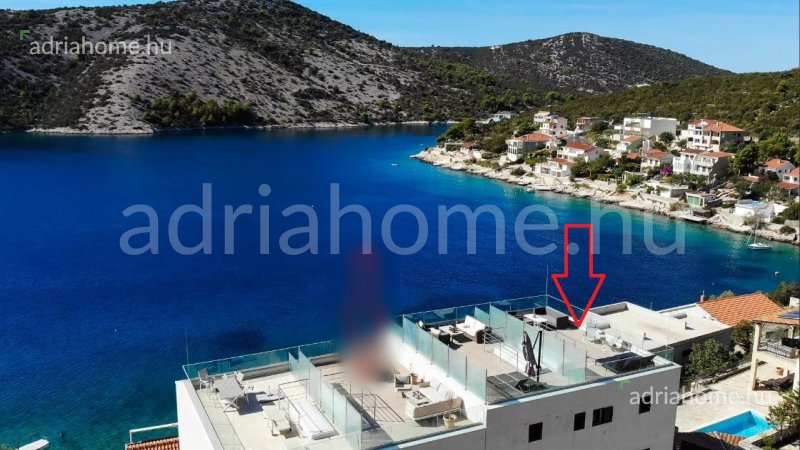 Trogir környéke - Kétszintes luxuslakás tetőterasszal a 2. sorban, medencével
