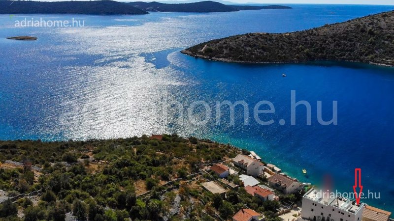 Trogir környéke - Kétszintes luxuslakás tetőterasszal a 2. sorban, medencével