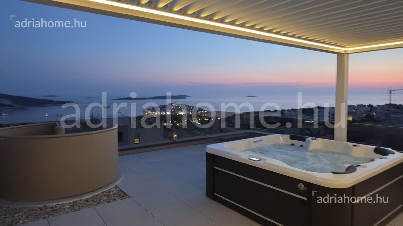 PRIMOŠTEN - EXKLUZÍV PENTHOUSE TETŐTERASSZAL ÉS JAKUZZIVAL  