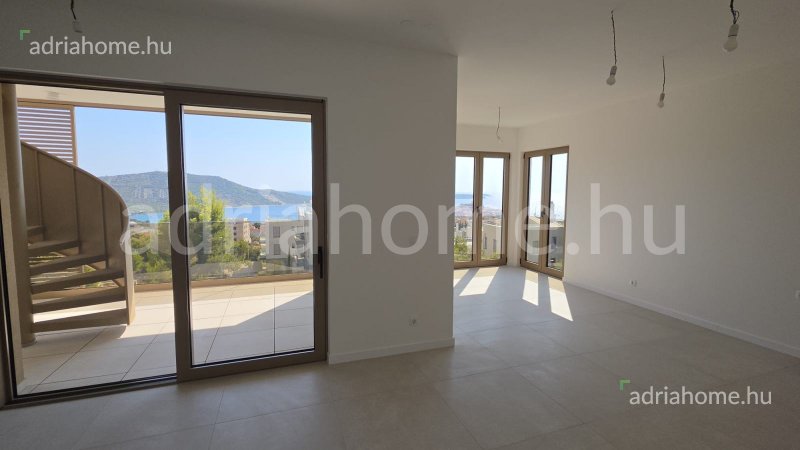 PRIMOŠTEN - EXKLUZÍV PENTHOUSE TETŐTERASSZAL ÉS JAKUZZIVAL  