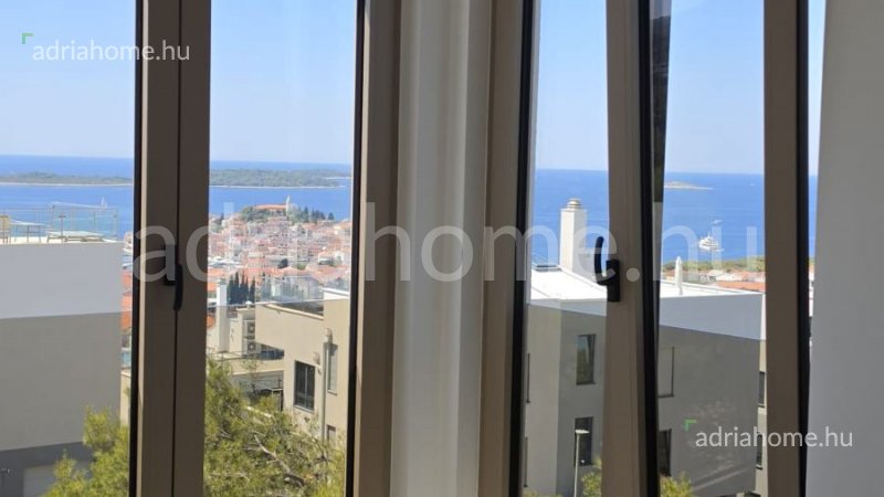 PRIMOŠTEN - EXKLUZÍV PENTHOUSE TETŐTERASSZAL ÉS JAKUZZIVAL  