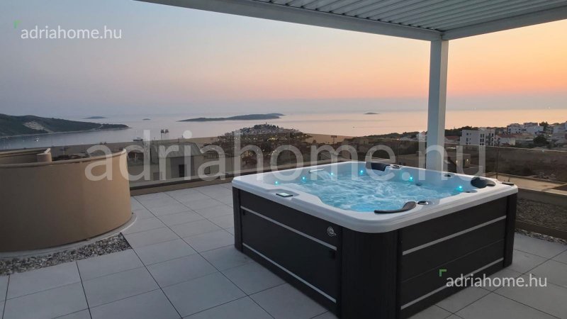 PRIMOŠTEN - EXKLUZÍV PENTHOUSE TETŐTERASSZAL ÉS JAKUZZIVAL  