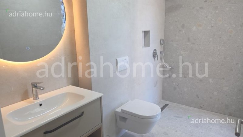 PRIMOŠTEN - EXKLUZÍV PENTHOUSE TETŐTERASSZAL ÉS JAKUZZIVAL  