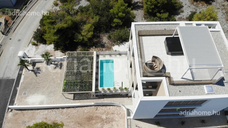 PRIMOŠTEN - EXKLUZÍV PENTHOUSE TETŐTERASSZAL ÉS JAKUZZIVAL  