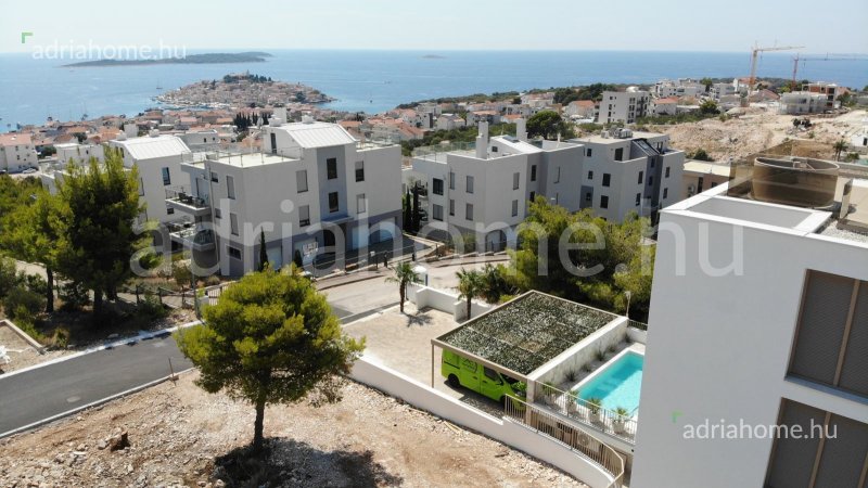 PRIMOŠTEN - EXKLUZÍV PENTHOUSE TETŐTERASSZAL ÉS JAKUZZIVAL  