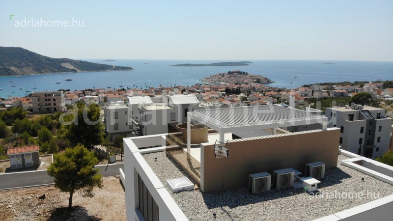 PRIMOŠTEN - EXKLUZÍV PENTHOUSE TETŐTERASSZAL ÉS JAKUZZIVAL  