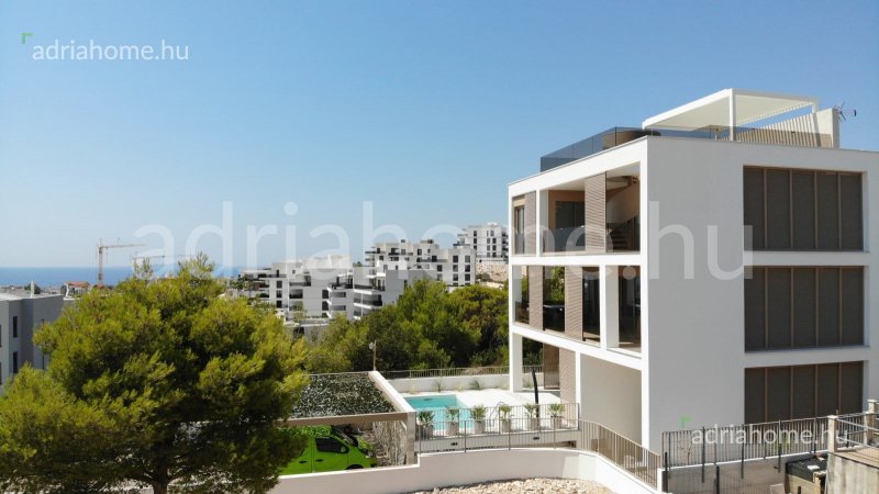 PRIMOŠTEN - EXKLUZÍV PENTHOUSE TETŐTERASSZAL ÉS JAKUZZIVAL  