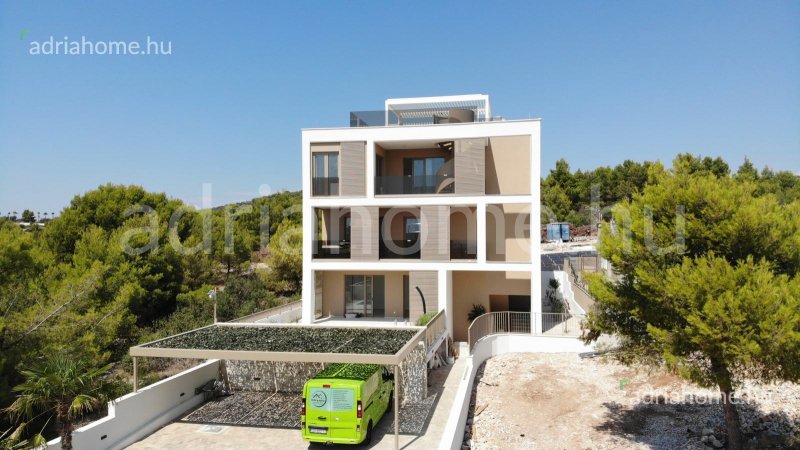 PRIMOŠTEN - EXKLUZÍV PENTHOUSE TETŐTERASSZAL ÉS JAKUZZIVAL  